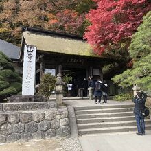 山寺の山門です。