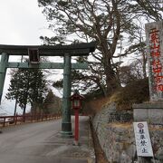 中禅寺湖の畔にある神社