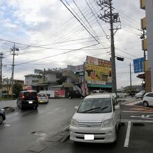 第一駐車場から道路に出る際は、交通量が多い時はちょっと苦労