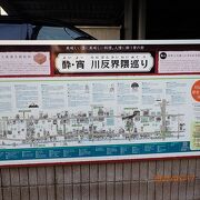 川反通りと交差する通りにもお店が多数あります