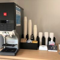 いろんな場所にコーヒーマシンがあり無料で飲める