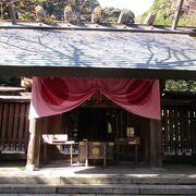 石段を上ったところにある神社です