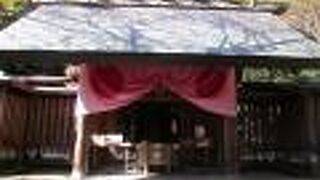 石段を上ったところにある神社です