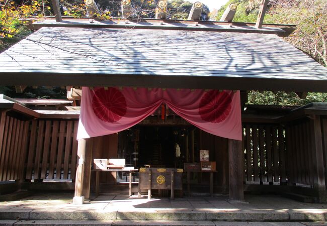 石段を上ったところにある神社です