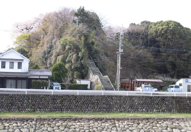 石段をのぼって