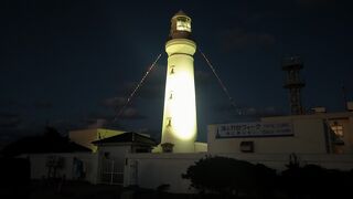 一言。カッコイイ。日暮れてからの灯台も、また別の魅力があります