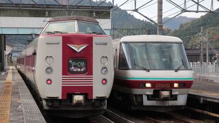 同じグリーン車でも違う車両が