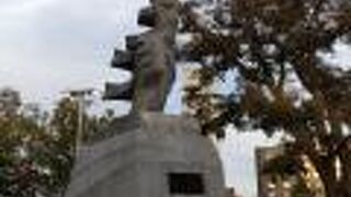 鳥ぶん投げ寸々の像