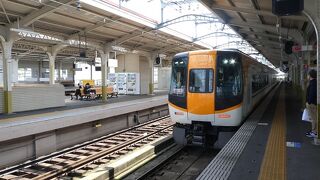 宇治山田駅から鳥羽駅を結ぶ路線です。