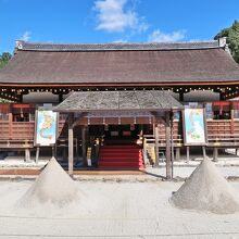 細殿の前には白砂を円錐状に盛り上げた立砂