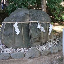 竜の住む池から出土した願い石