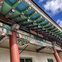 寺院入り口の天井にはカラフルな紋様があります