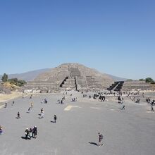 月のピラミッド