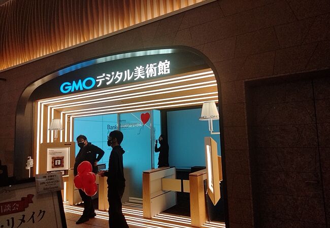 GMOグループが運営する世界一小さな美術館ではバンクシーの作品を間近で見ることができます。