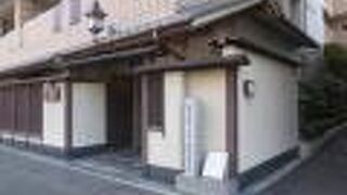 石碑と説明板があります