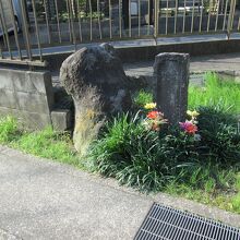 駒繋石と薬王寺山門があったことを示す石碑