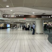 乗り場はターミナルBの１階、一番奥です