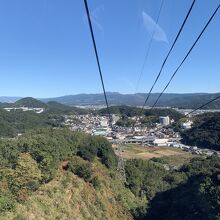 ロープウェイで、一気に上へ。