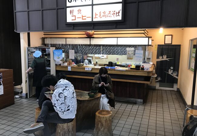 そばには腰があり、スープもダシが効いていて美味でした。