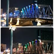 ピン川を渡る鉄橋。夜のイルミネーションは素敵です。