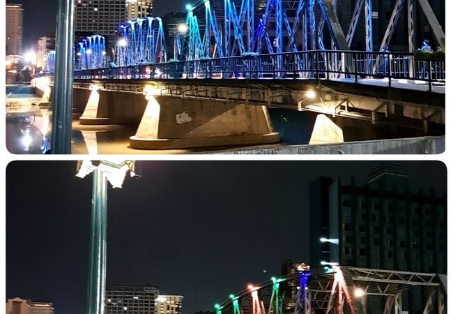 ピン川を渡る鉄橋。夜のイルミネーションは素敵です。
