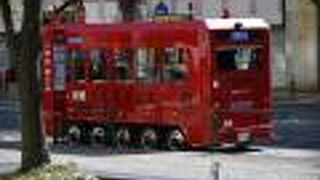 池袋を走るまっ赤な電気バス