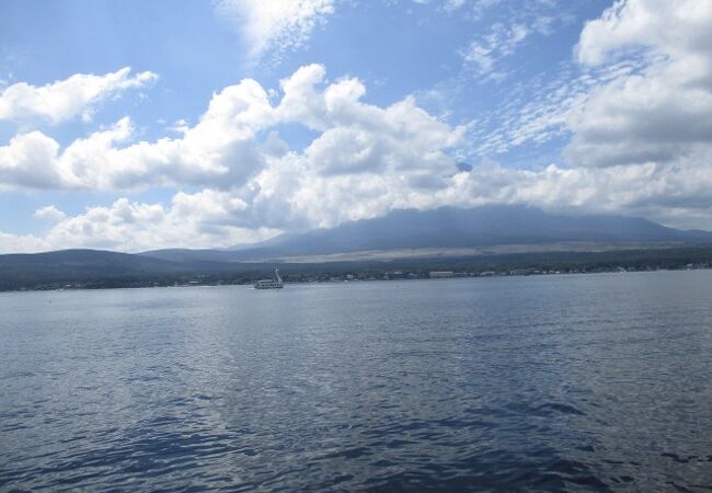 湖越し富士山を眺められます。
