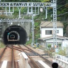 トンネルの先にまたトンネルが見えます
