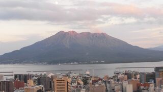 噴煙をあげています