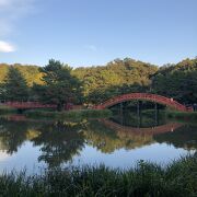 池に架かる朱塗りの橋が美しいお寺