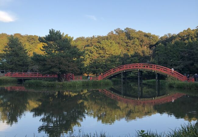 池に架かる朱塗りの橋が美しいお寺