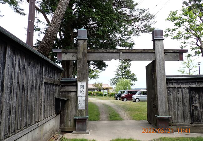 広い敷地にいくつもの建物が保存されてます