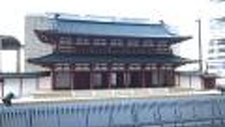 JR京都駅中央口前には、復元された模型門