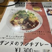 外のテラスも有るカフェ