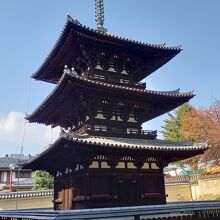 南円堂の南で階段を下ったところにあります