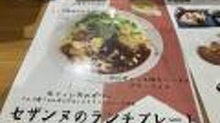 外のテラスも有るカフェ