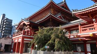 商店街の続きにある観音様