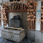 ビルに囲まれた小さな神社です。