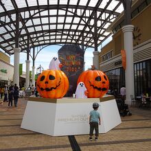 ９月に訪れた時は、ハロウィンの飾り♪