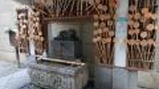 ビルに囲まれた小さな神社です。