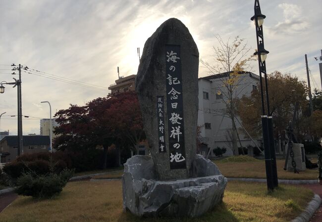 青森駅の横の公園