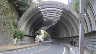 北鎌倉から鎌倉へ向かう坂道