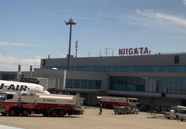 小さな空港だけどお土産物は充実