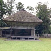 田園の中にある神社