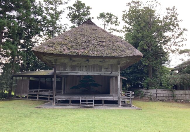 田園の中にある神社