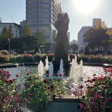 花々に囲まれています