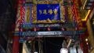 中華街には沢山の門がありますが、この市場通り門だけが両端で一対になっている門です。