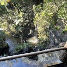 温泉に入りながら滝を見下ろせます。