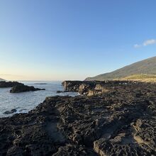 流れ出た溶岩が固まり広がっています。