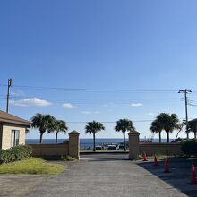 底土海水浴場のすぐ目の前にあります。